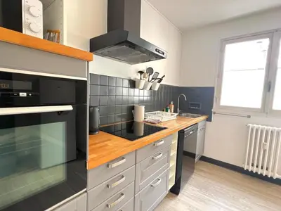 Cuisine ou kitchenette dans l'établissement Large 3 bedroom parking and fiber