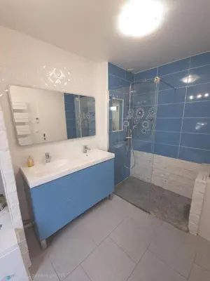 Salle de bains dans l'établissement Maison de famille 4-6 personnes à 5 min du Futuroscope
