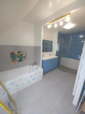 Salle de bains dans l'établissement Maison de famille 4-6 personnes à 5 min du Futuroscope