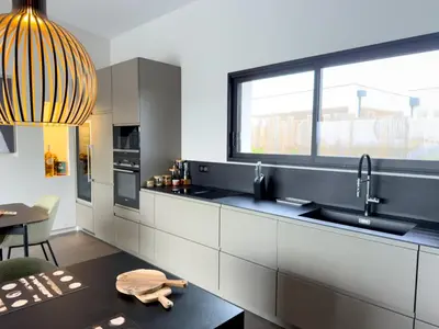 Cuisine ou kitchenette dans l'établissement Villa Cobalt - Pool & Rooftop Sea View