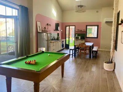 Billard dans l'établissement Gîte ChaRose Maison dans le Marais Poitevin