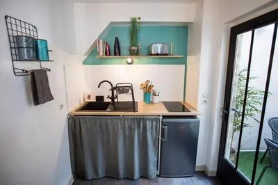 Cuisine ou kitchenette dans l'établissement Le Duplex de Merciers Coeur de ville