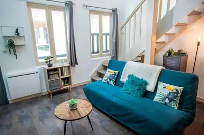 Coin salon dans l'établissement Le Duplex de Merciers Coeur de ville