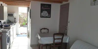 Cuisine ou kitchenette dans l'établissement Maisonnette avec terrasse et place de parking
