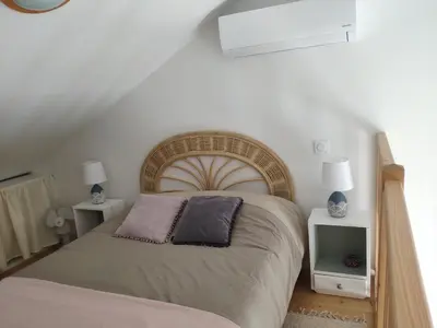 Un ou plusieurs lits dans un hébergement de l'établissement Maisonnette avec terrasse et place de parking
