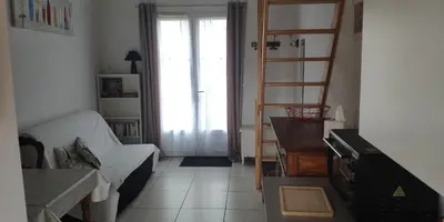 Télévision ou salle de divertissement dans l'établissement Maisonnette avec terrasse et place de parking