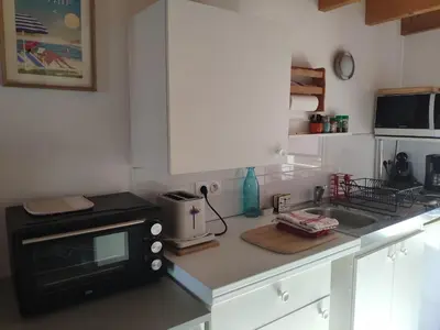 Cuisine ou kitchenette dans l'établissement Maisonnette avec terrasse et place de parking