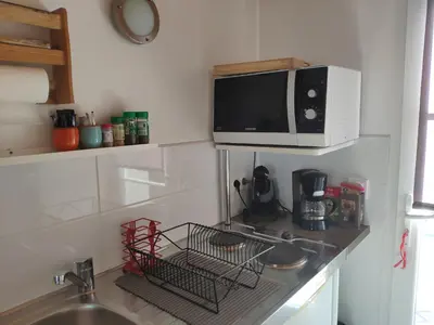 Cuisine ou kitchenette dans l'établissement Maisonnette avec terrasse et place de parking