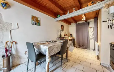 Cuisine ou kitchenette dans l'établissement Charmante Maison Au Calme