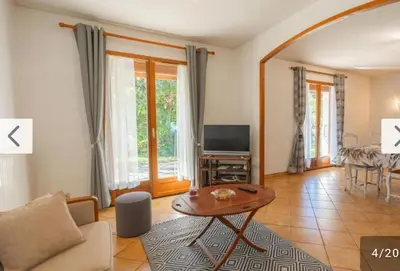 Télévision ou salle de divertissement dans l'établissement Maison au calme avec jardin cloturé