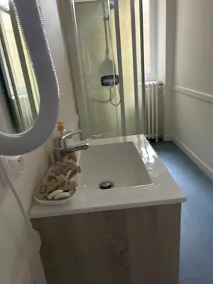 Salle de bains dans l'établissement Chez Elie