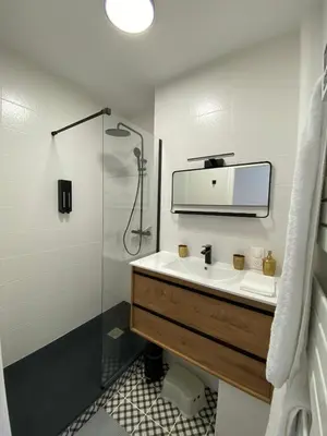 Salle de bains dans l'établissement Appartement de Charme T3 Hyper centre Rochelais