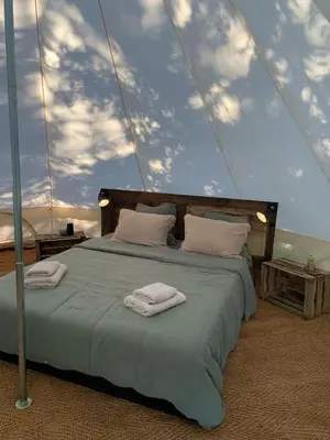 Un ou plusieurs lits dans un hébergement de l'établissement Glamping Moulin de Saza