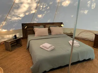 Un ou plusieurs lits dans un hébergement de l'établissement Glamping Moulin de Saza