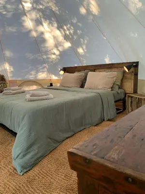 Un ou plusieurs lits dans un hébergement de l'établissement Glamping Moulin de Saza