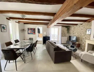Télévision ou salle de divertissement dans l'établissement Maison rénovée 2022, Patio et garage Centre LR !