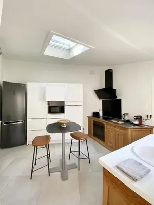 Cuisine ou kitchenette dans l'établissement Maison rénovée 2022, Patio et garage Centre LR !