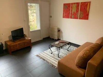 Télévision ou salle de divertissement dans l'établissement T2 Voltaire