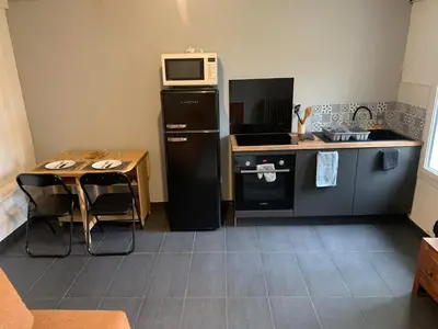 Cuisine ou kitchenette dans l'établissement T2 Voltaire