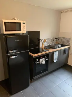 Cuisine ou kitchenette dans l'établissement T2 Voltaire