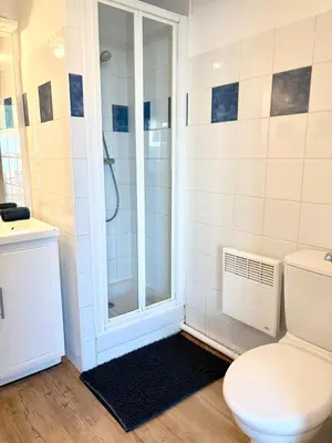 Salle de bains dans l'établissement L'Escale Rochelaise avec Terrasse, Aquarium à 5 min