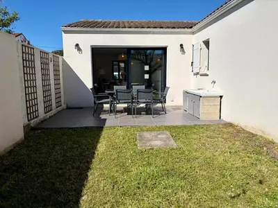 Jardin de l'établissement Escapade Océane aux portes de La Rochelle
