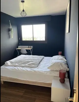 Un ou plusieurs lits dans un hébergement de l'établissement Chambre dans un grand appartement refait - Belle vue