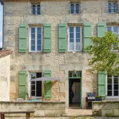 Stunning Home In Chadurie