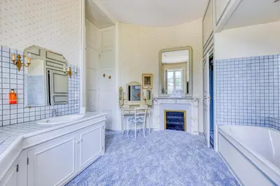 Salle de bains dans l'établissement Château Optical Center