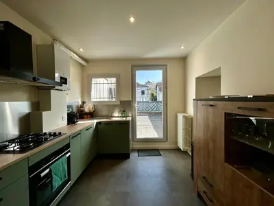 Cuisine ou kitchenette dans l'établissement PARTHENAY, Maison 3 chambres, 8 voyageurs