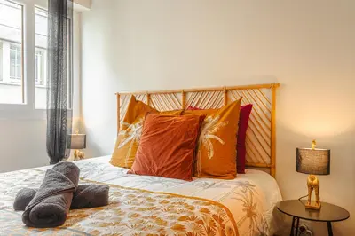 Un ou plusieurs lits dans un hébergement de l'établissement Jungle Saintaise - Appartement, Hypercentre, Fibre, Tv 4K, Parking Privé Payant