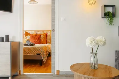 Un ou plusieurs lits dans un hébergement de l'établissement Jungle Saintaise - Appartement, Hypercentre, Fibre, Tv 4K, Parking Privé Payant