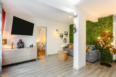 Coin salon dans l'établissement Jungle Saintaise - Appartement, Hypercentre, Fibre, Tv 4K, Parking Privé Payant
