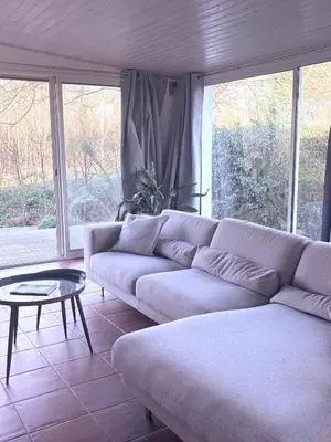 Coin salon dans l'établissement Havre de paix, bord de rivière, avec piscine