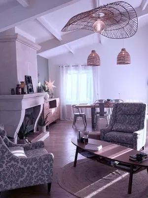 Coin salon dans l'établissement Havre de paix, bord de rivière, avec piscine