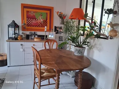 Cuisine ou kitchenette dans l'établissement Petite Maison Fourasine à 5mn des plages et du centre ville