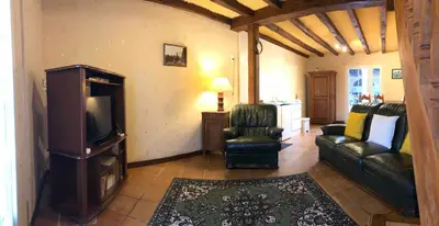 Télévision ou salle de divertissement dans l'établissement Logement calme avec parking gratuit - proche Angouleme