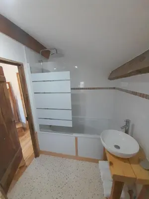 Salle de bains dans l'établissement Gites aux Coeurs Joyeux! La Libellule Blanche