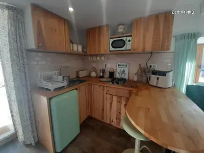 Cuisine ou kitchenette dans l'établissement Gites aux Coeurs Joyeux! La Souris Verte