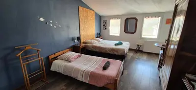 Un ou plusieurs lits dans un hébergement de l'établissement SarahScope - chambre cosy avec salle de bain privée proche Futuroscope