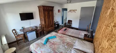 Un ou plusieurs lits dans un hébergement de l'établissement SarahScope - chambre cosy avec salle de bain privée proche Futuroscope