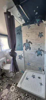 Salle de bains dans l'établissement SarahScope - chambre cosy avec salle de bain privée proche Futuroscope
