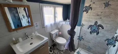 Salle de bains dans l'établissement SarahScope - chambre cosy avec salle de bain privée proche Futuroscope