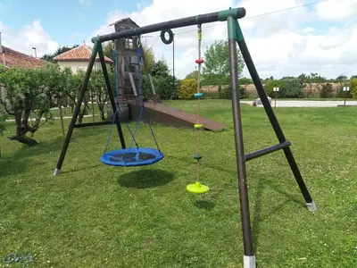 Aire de jeux pour enfants de l'établissement La Pommeraie