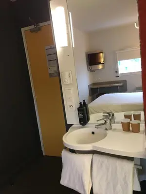 Cuisine ou kitchenette dans l'établissement ibis budget Rochefort