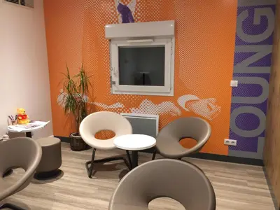 Coin salon dans l'établissement ibis budget Rochefort
