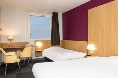 Un ou plusieurs lits dans un hébergement de l'établissement B&B HOTEL La Rochelle Centre 3 étoiles