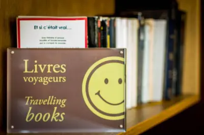 Bibliothèque dans l'hôtel