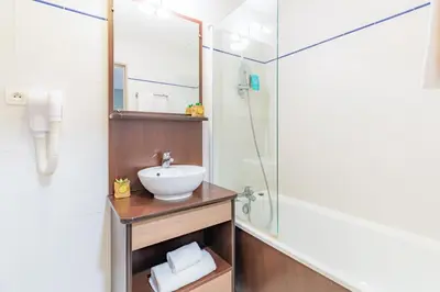 Salle de bains dans l'établissement Appart'City Classic Angoulême Centre