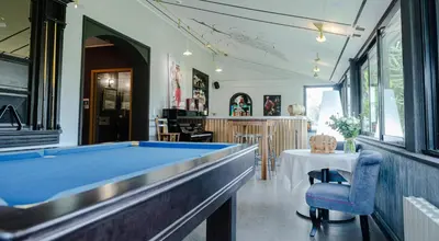 Billard dans l'établissement Logis Hôtel Restaurant L'Essille